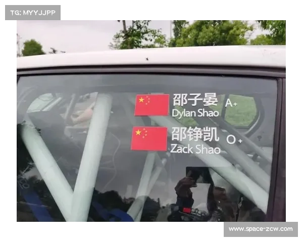 参赛车手须年满18周岁并持有有效驾照，每车至少配备两名人员