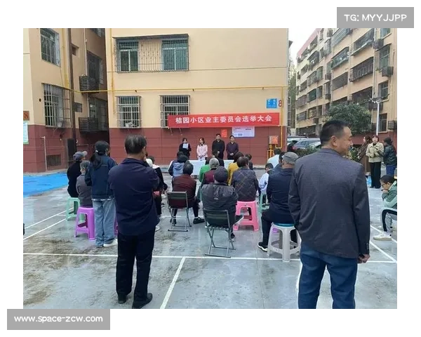 俱乐部志愿者协助疏散观众，极端天气彰显人性化