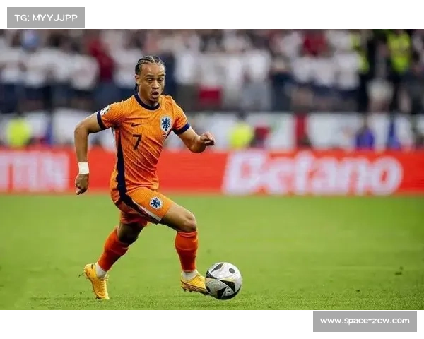 场边故事:门兴格拉德巴赫小球迷闯入场地获哈维·西蒙斯拥抱